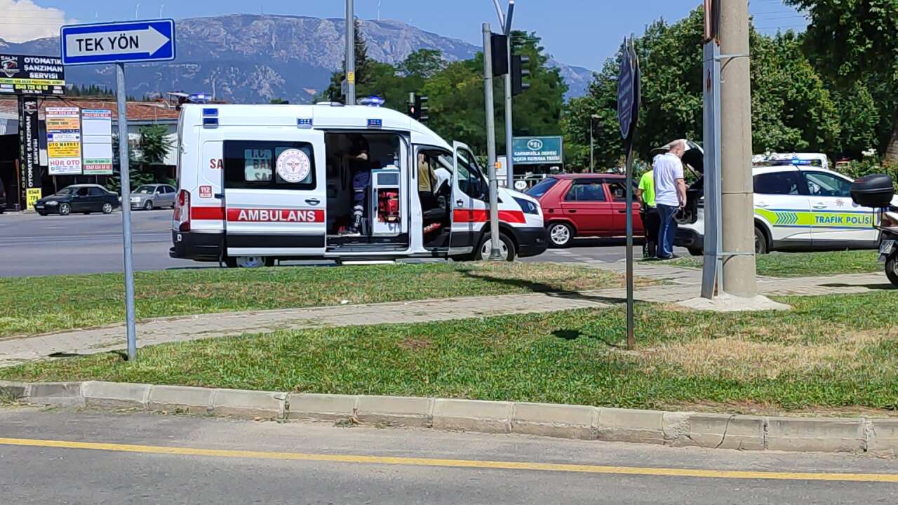 Muğla'da Otomobil Motosiklete Çarptı: Sürücü Yaralandı 3
